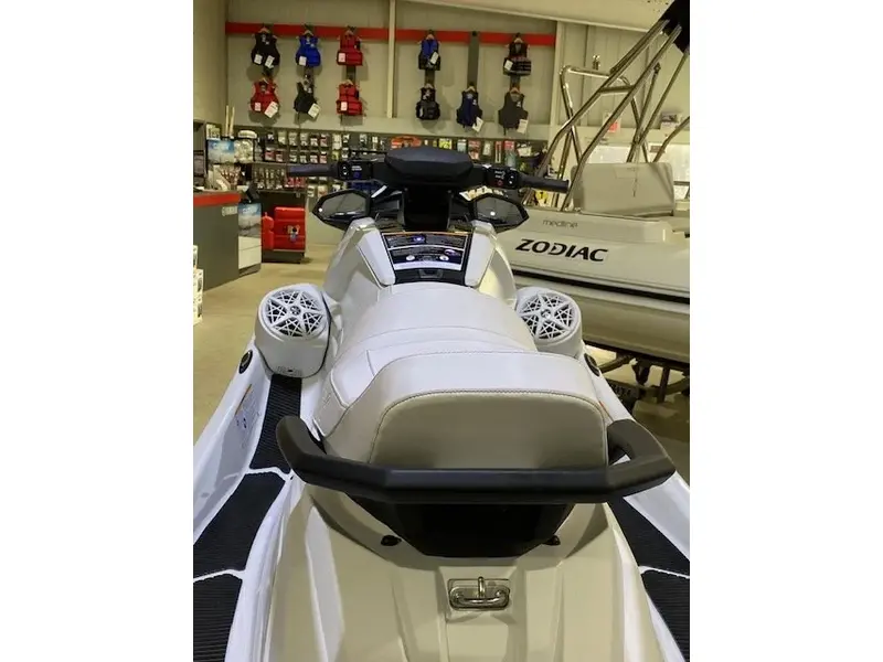 2025 Yamaha VX Cruiser thumbnail 3
