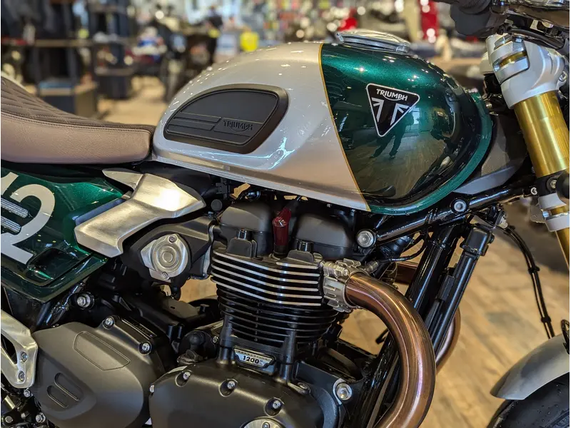 2027 Triumph Speed Twin 1200 Cafe Racer Edition // Aluminum Silver/Competition Green