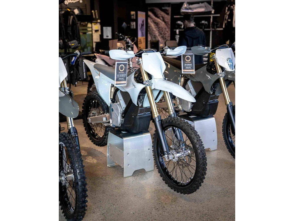 2025 Stark Future Future Mx 1.2 60hp - White (with Hanguards) alt