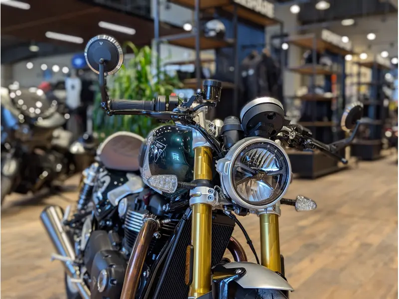 2027 Triumph Speed Twin 1200 Cafe Racer Edition // Aluminum Silver/Competition Green
