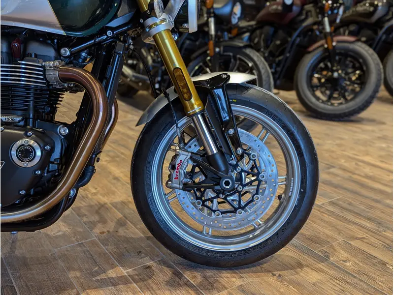 2027 Triumph Speed Twin 1200 Cafe Racer Edition // Aluminum Silver/Competition Green