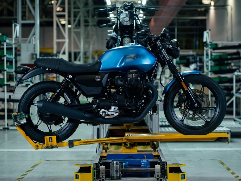 2026 Moto Guzzi V7 Stone 850 alt