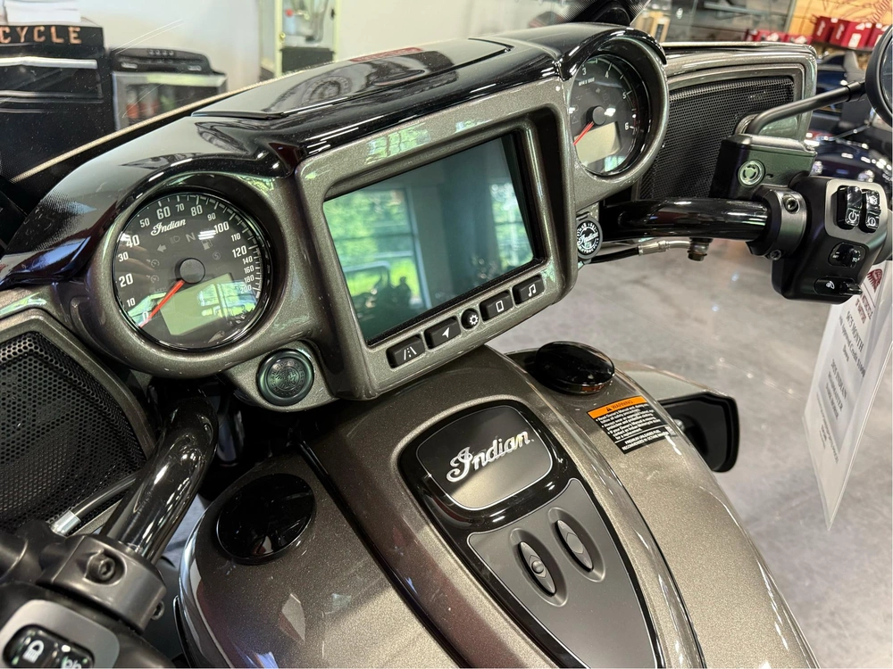 2025 Indian Motorcycle Roadmaster Dark Horse alt