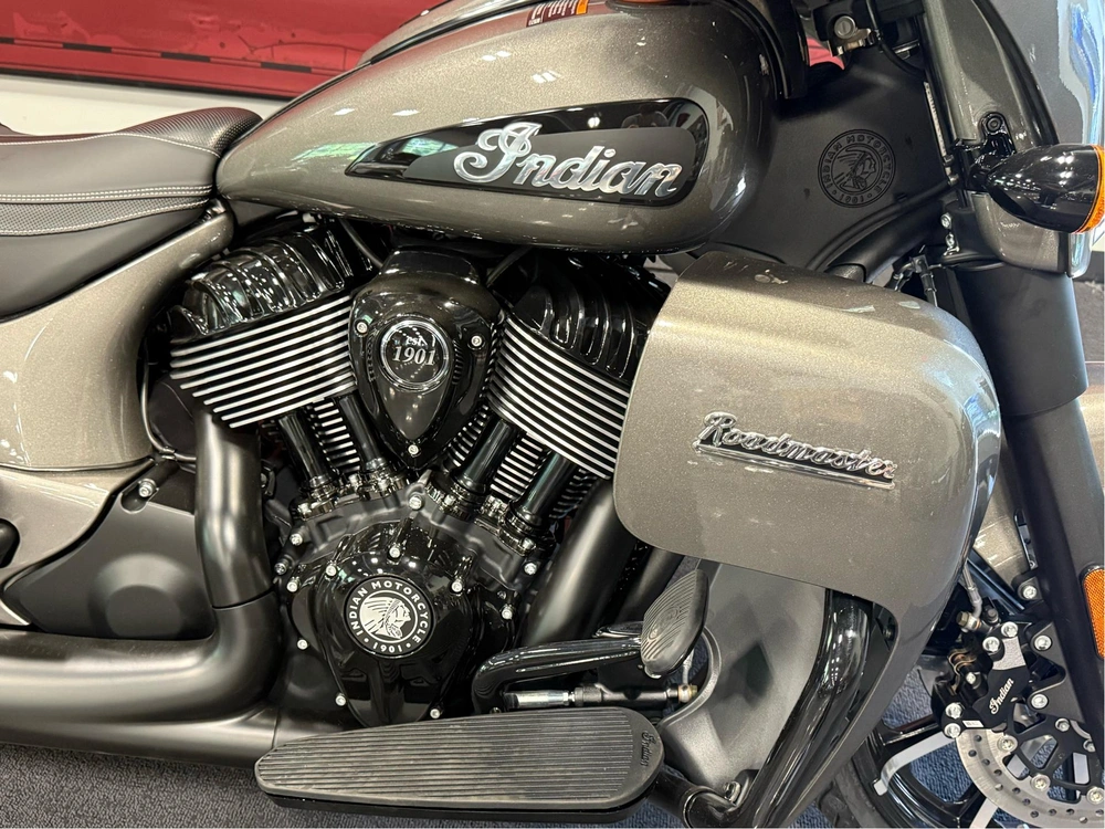 2025 Indian Motorcycle Roadmaster Dark Horse alt