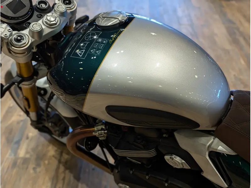 2027 Triumph Speed Twin 1200 Cafe Racer Edition // Aluminum Silver/Competition Green