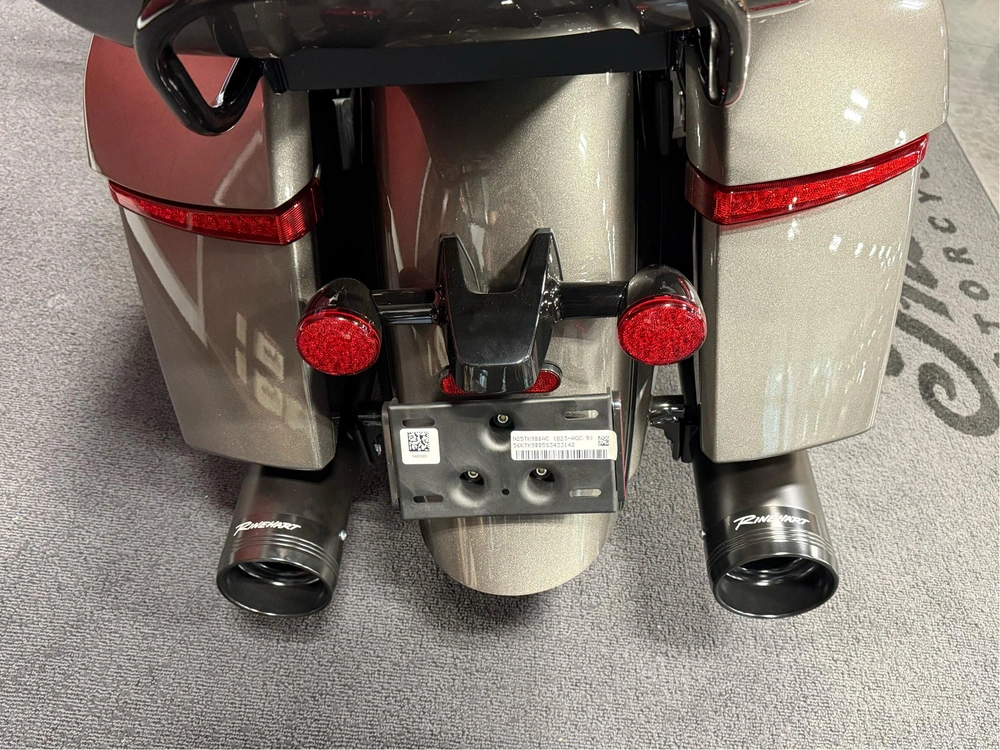 2025 Indian Motorcycle Roadmaster Drk Hrs Prem Audio, Hvy Mtl, 49s Dark Horse® With Powerband Audio Package alt