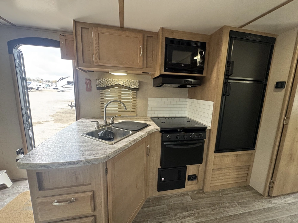 Winnebago Minnie 2201ds 2020 alt