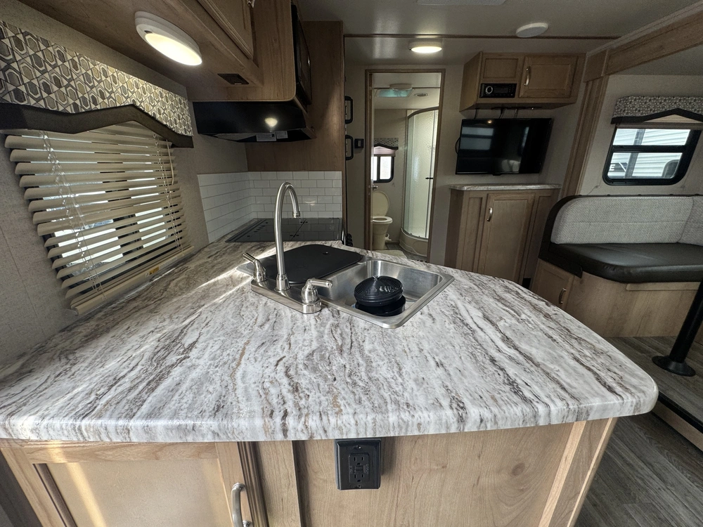 Winnebago Minnie 2201ds 2020 alt