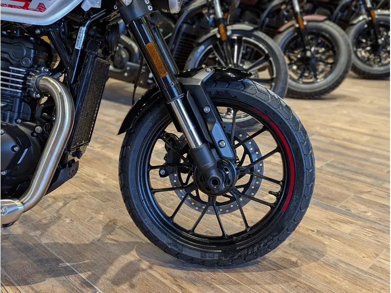 Triumph Tracker 400 // Aluminium Silver 2027