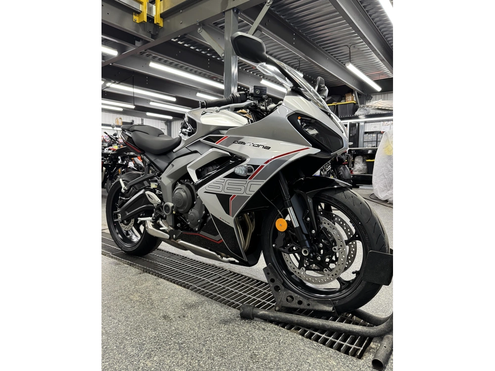 Triumph Daytona 660 Argent 2026 alt