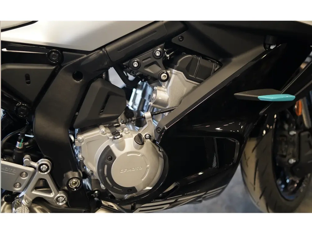 Cfmoto 675 Ss Noir 2026 alt