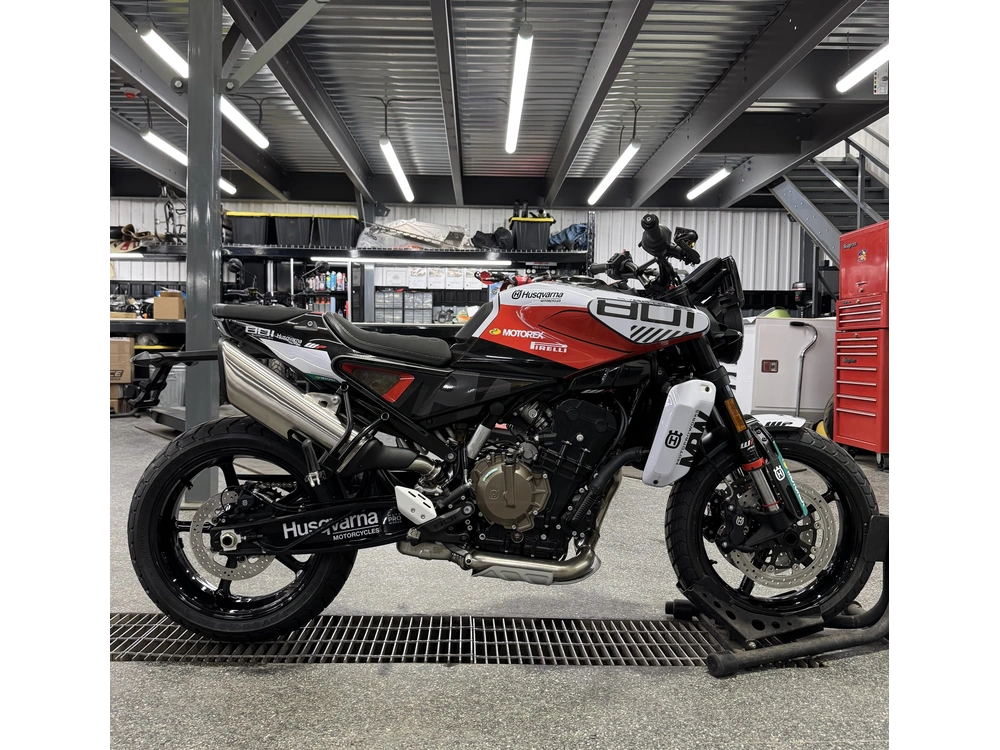 2025 Husqvarna Svartpilen 801 alt