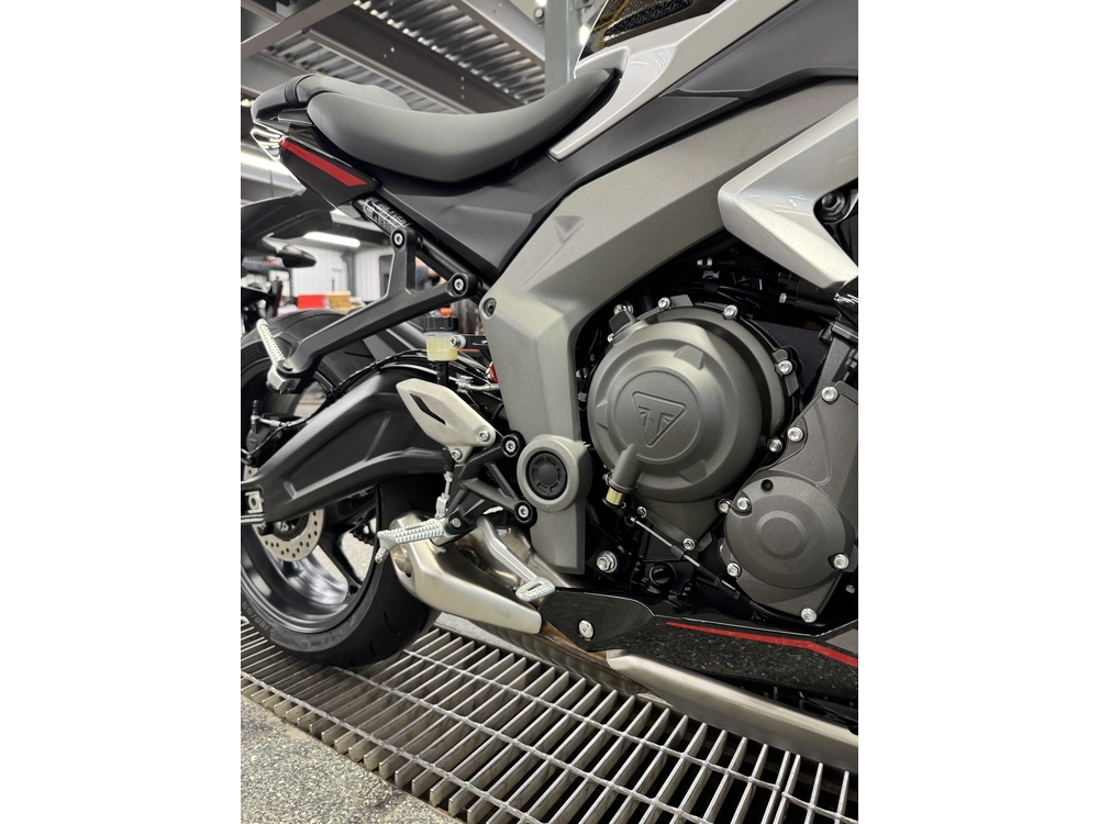Triumph Daytona 660 Argent 2026 alt