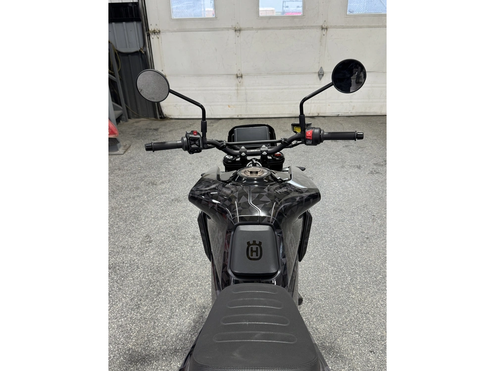 Husqvarna Svartpilen 801 2025 alt