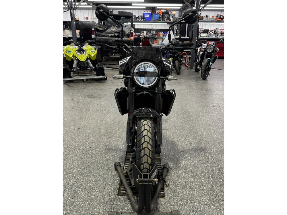 Husqvarna Svartpilen 801 2025 alt