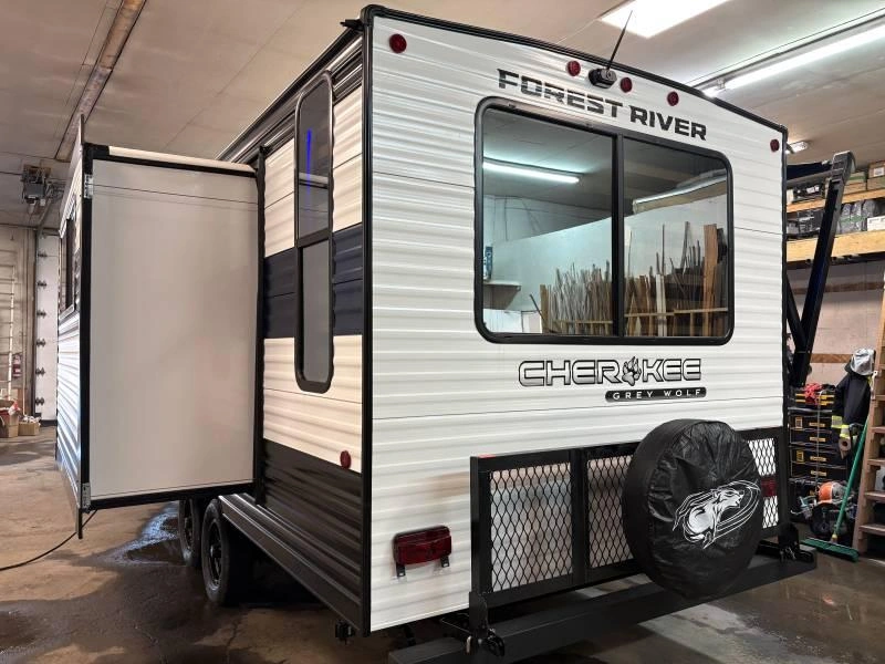 2026 Cherokee Grey Wolf 23mk alt