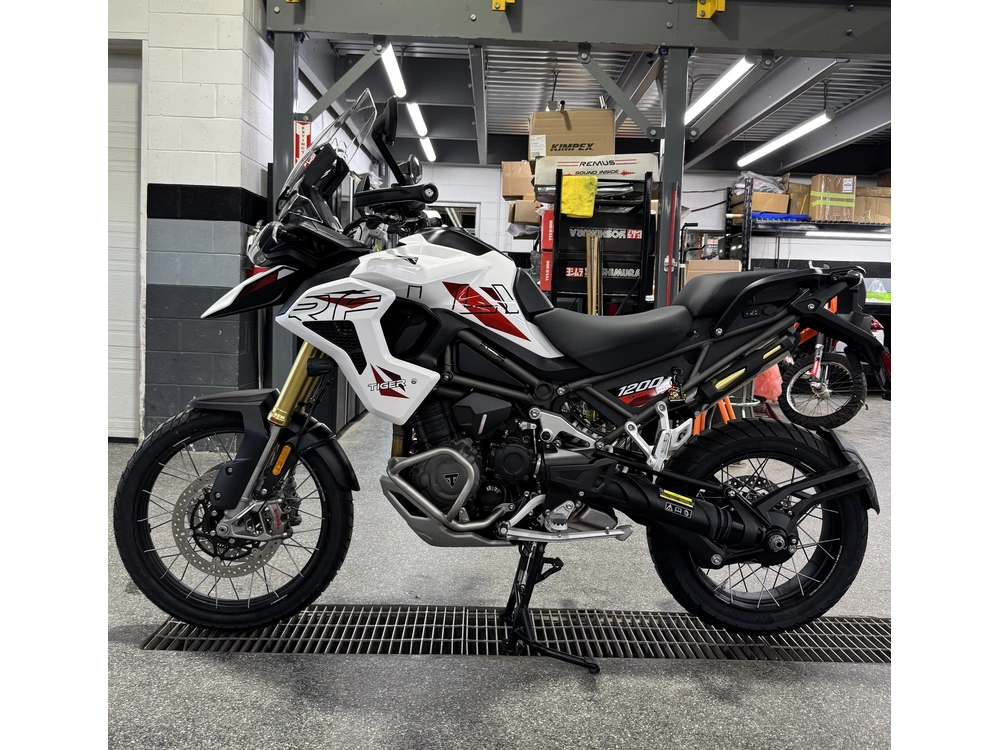 Triumph Tiger 1200 Desert Ed 2026 alt