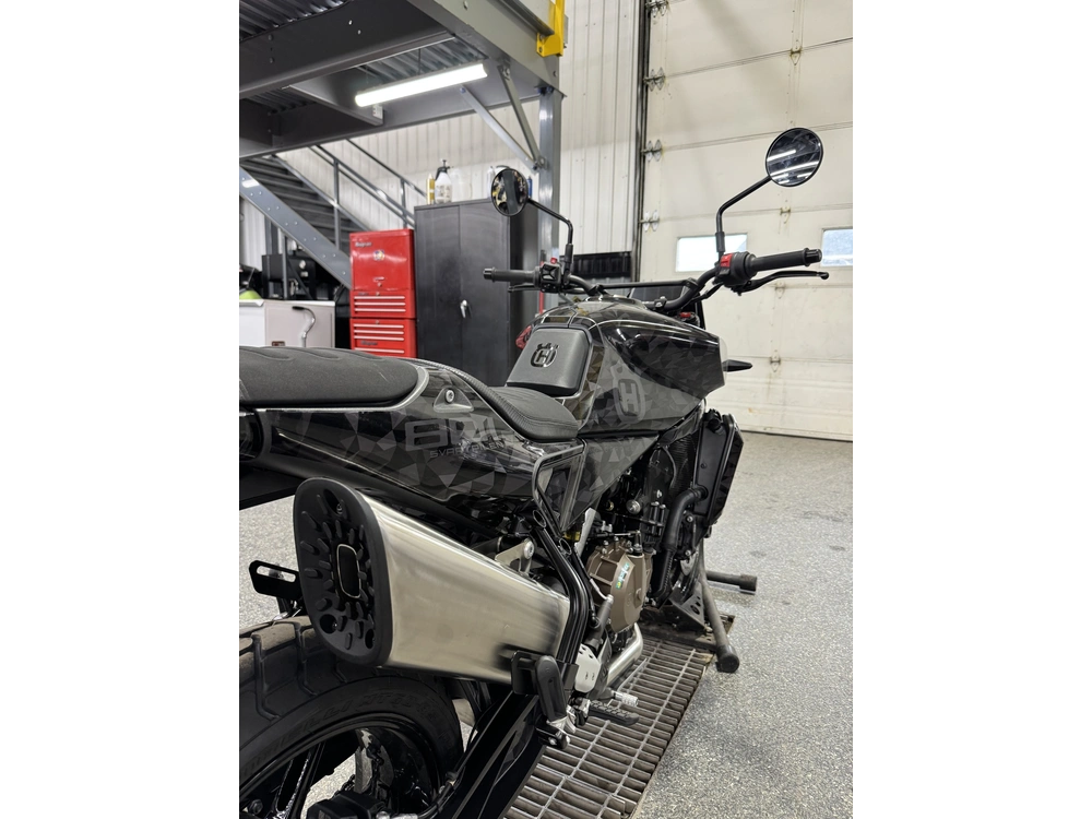 Husqvarna Svartpilen 801 2025 alt