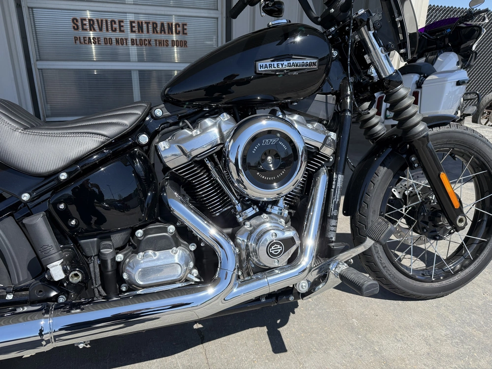 2025 Harley-davidson Street Bob *new Bike. Clearance Price.* alt