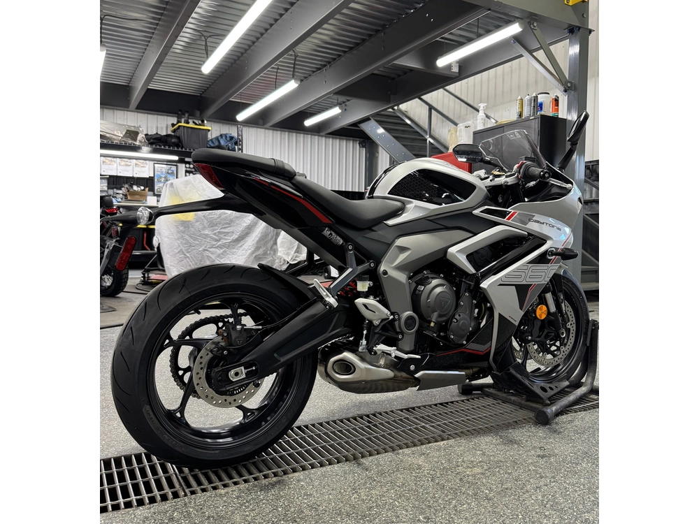 Triumph Daytona 660 Argent 2026 alt