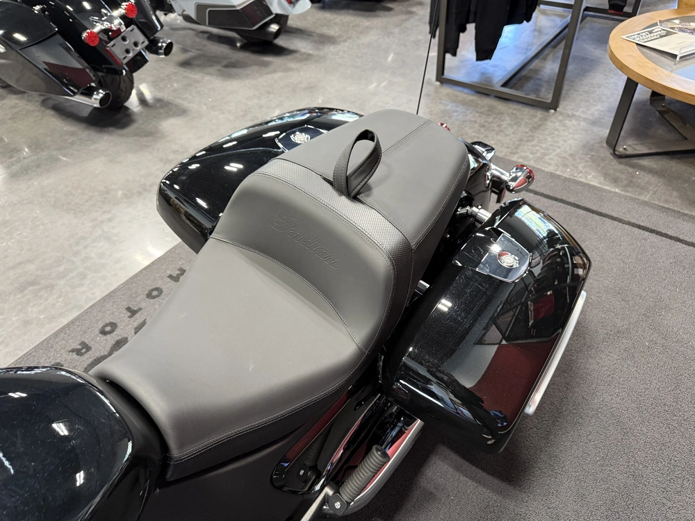 2025 Indian Motorcycle Challenger, Base alt