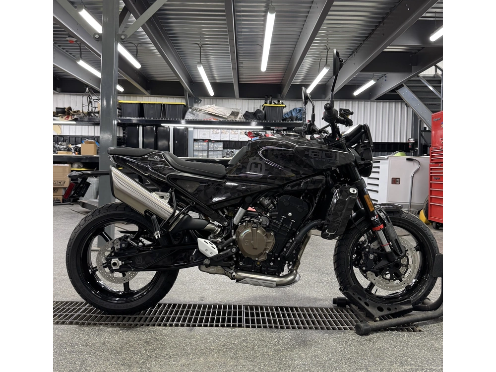 2025 Husqvarna Svartpilen 801 alt