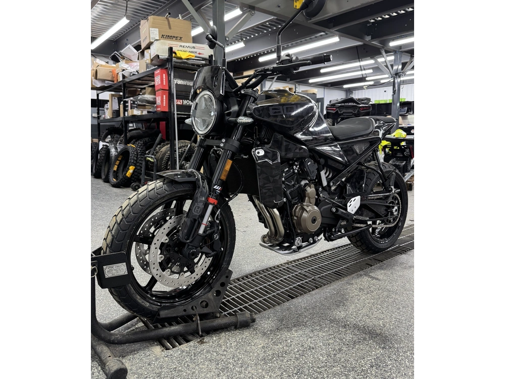 Husqvarna Svartpilen 801 2025 alt