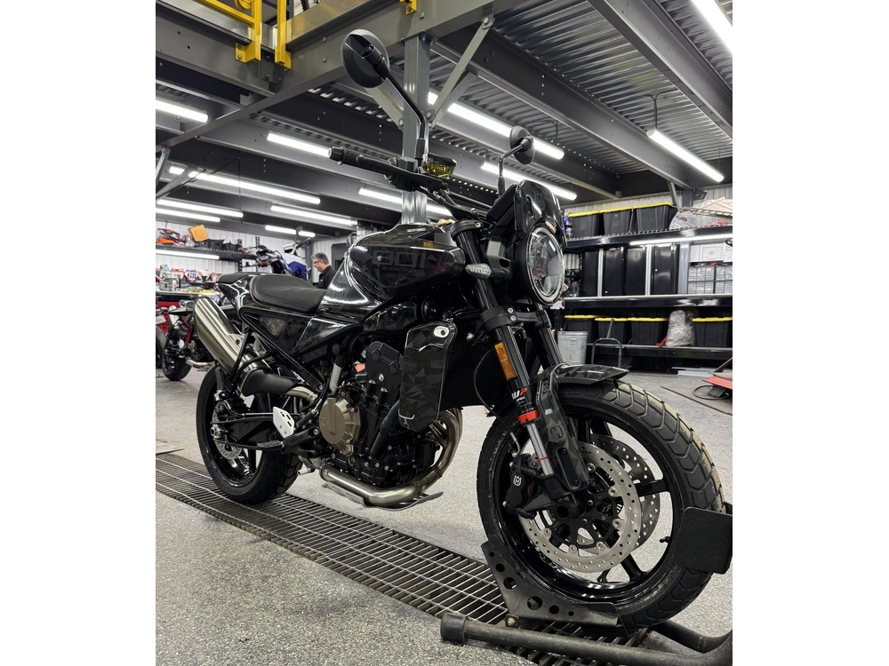 Husqvarna Svartpilen 801 2025 alt