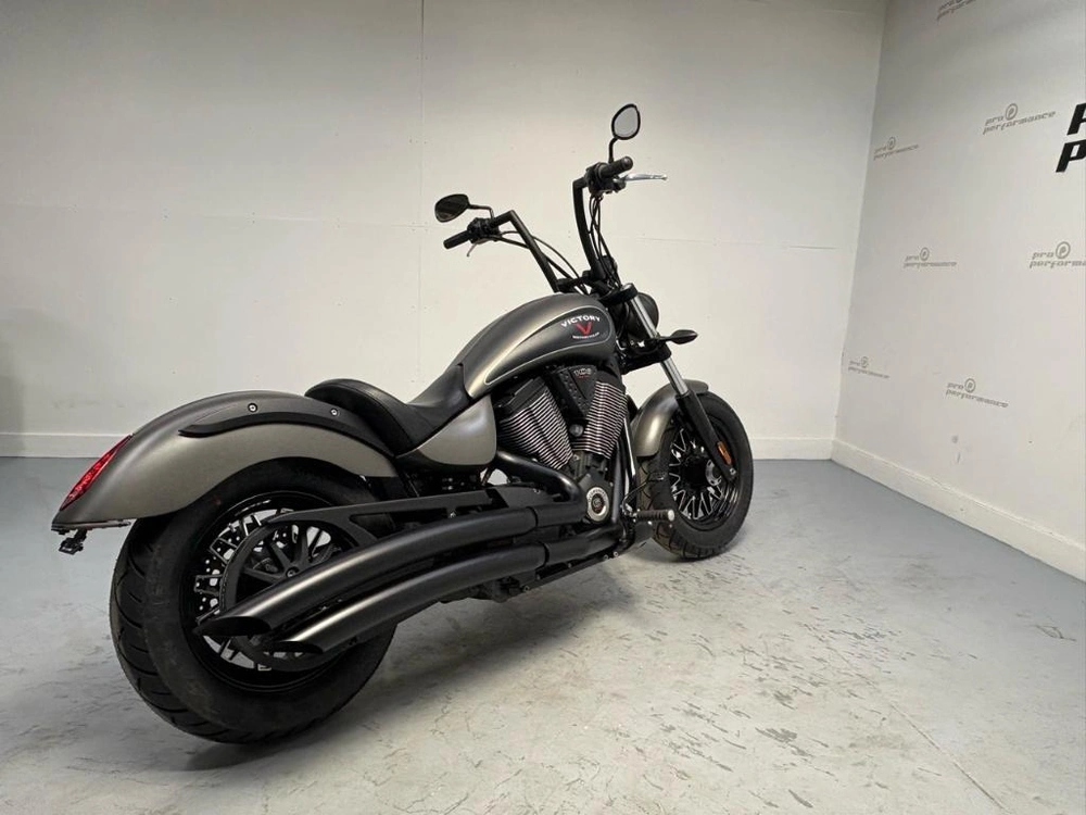 2017 Victory Motorcycles Gunner alt