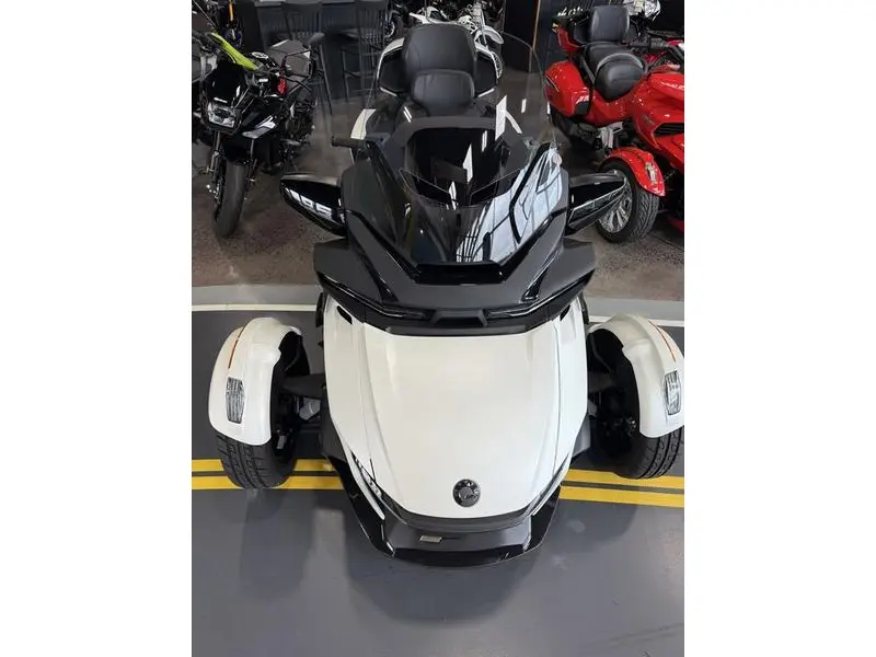 2026 Can-Am RT Sea-to-Sky (SE6) Vegas White Satin / Special Series