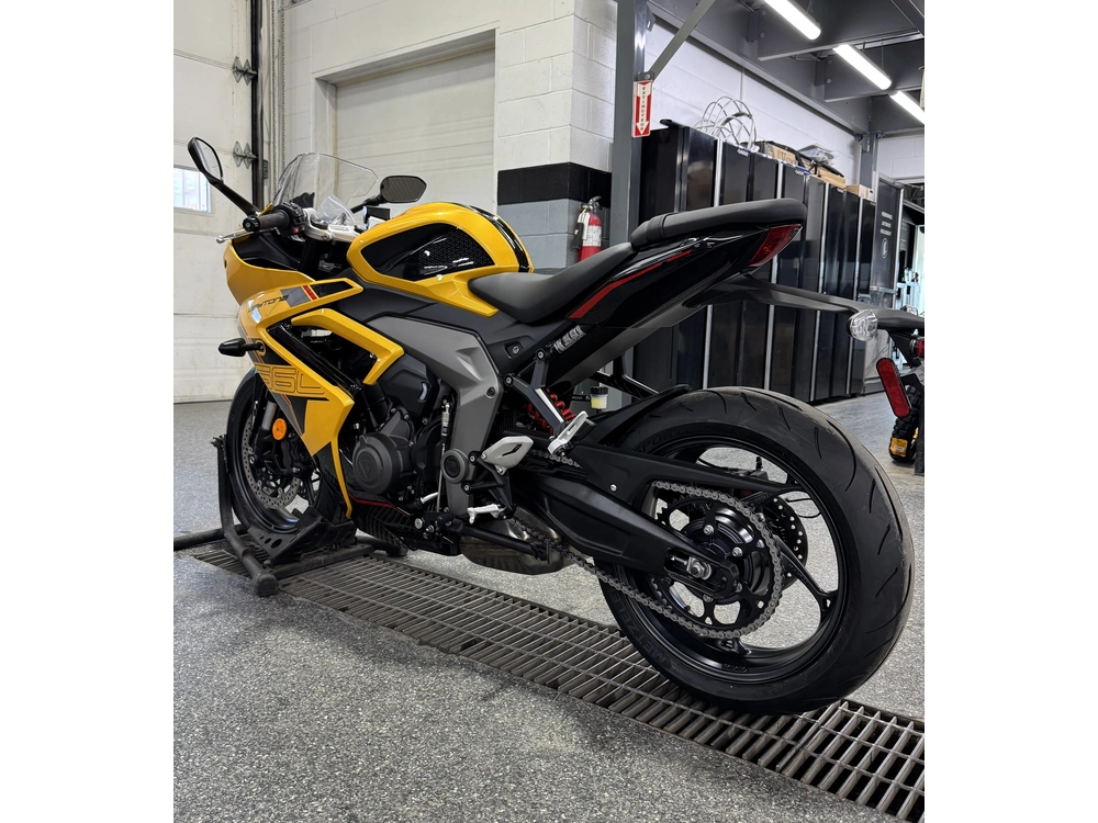 Triumph Daytona 660 Jaune 2026 alt
