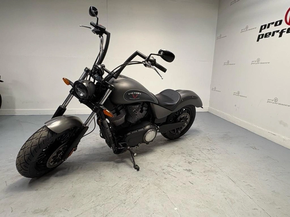 2017 Victory Motorcycles Gunner alt