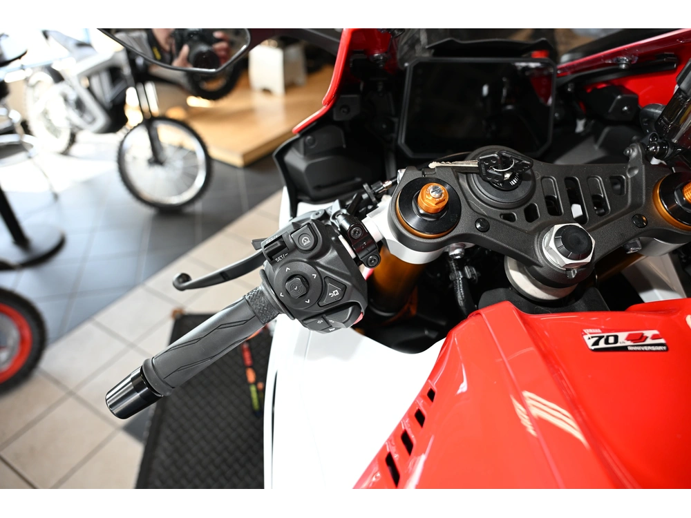 2026 Yamaha Yzf-r7 70th Anniversary Edition alt