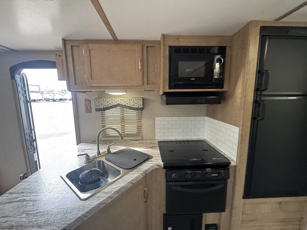 Winnebago Minnie 2201ds 2020 alt