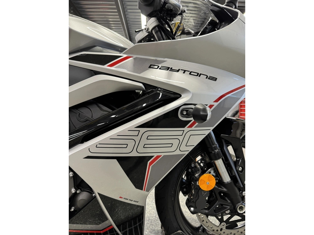 Triumph Daytona 660 Argent 2026 alt