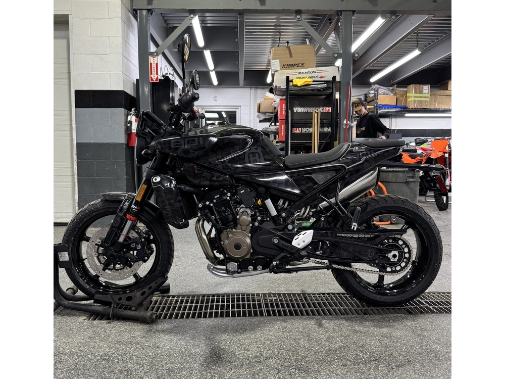 Husqvarna Svartpilen 801 2025 alt