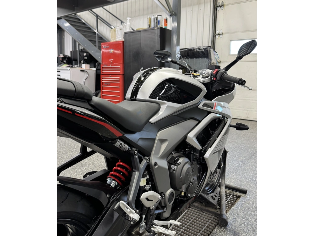 Triumph Daytona 660 Argent 2026 alt