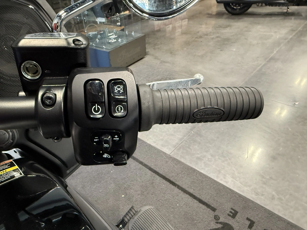2025 Indian Motorcycle Challenger, Base alt
