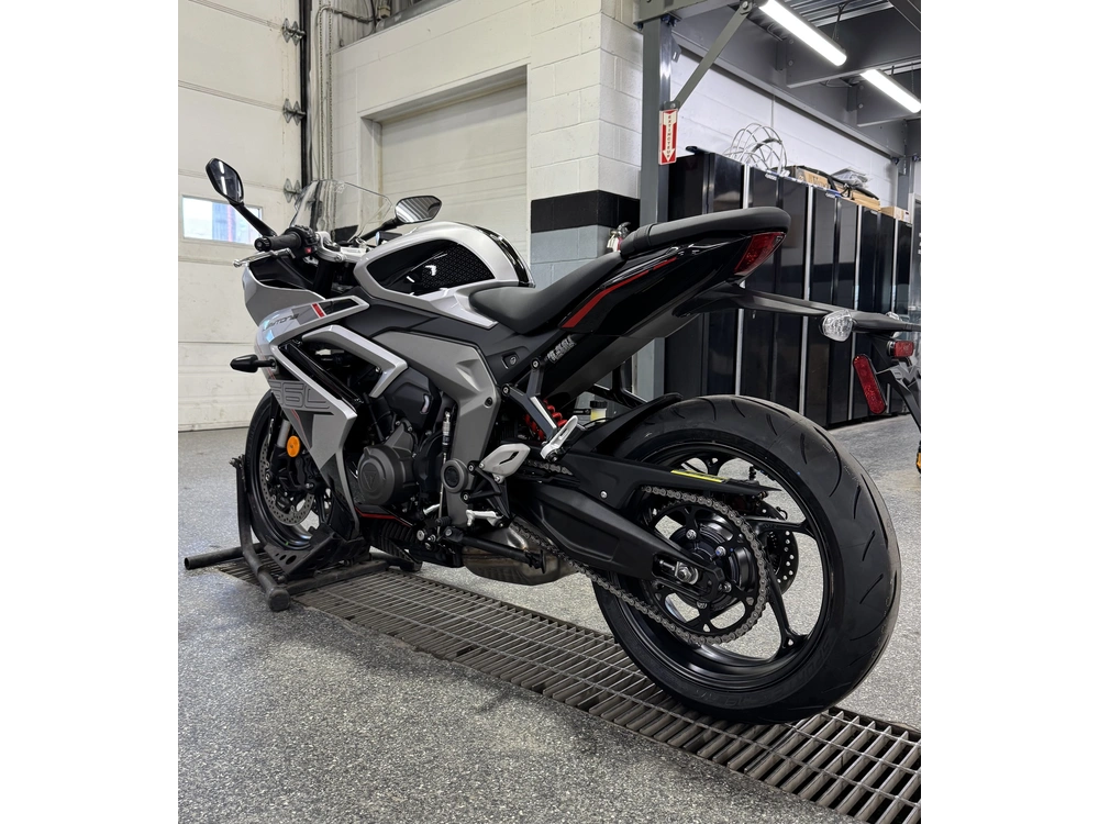 Triumph Daytona 660 Argent 2026 alt