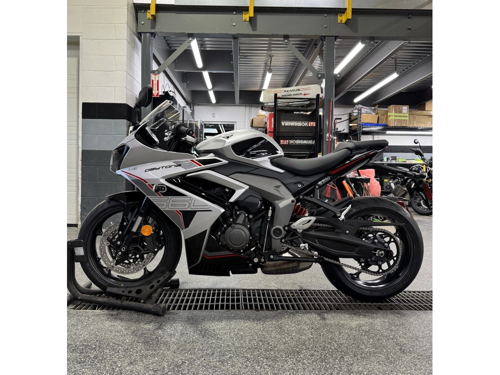Triumph Daytona 660 Argent 2026 alt