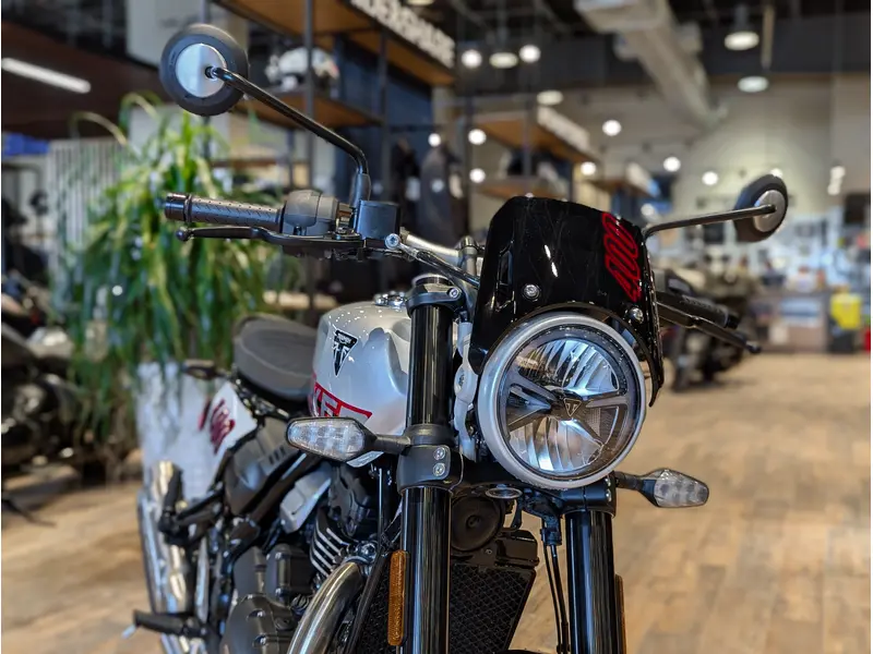 Triumph Tracker 400 // Aluminium Silver 2027