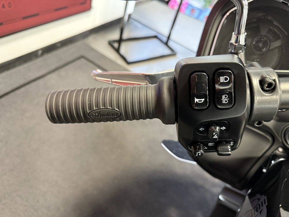 2025 Indian Motorcycle Challenger, Base alt