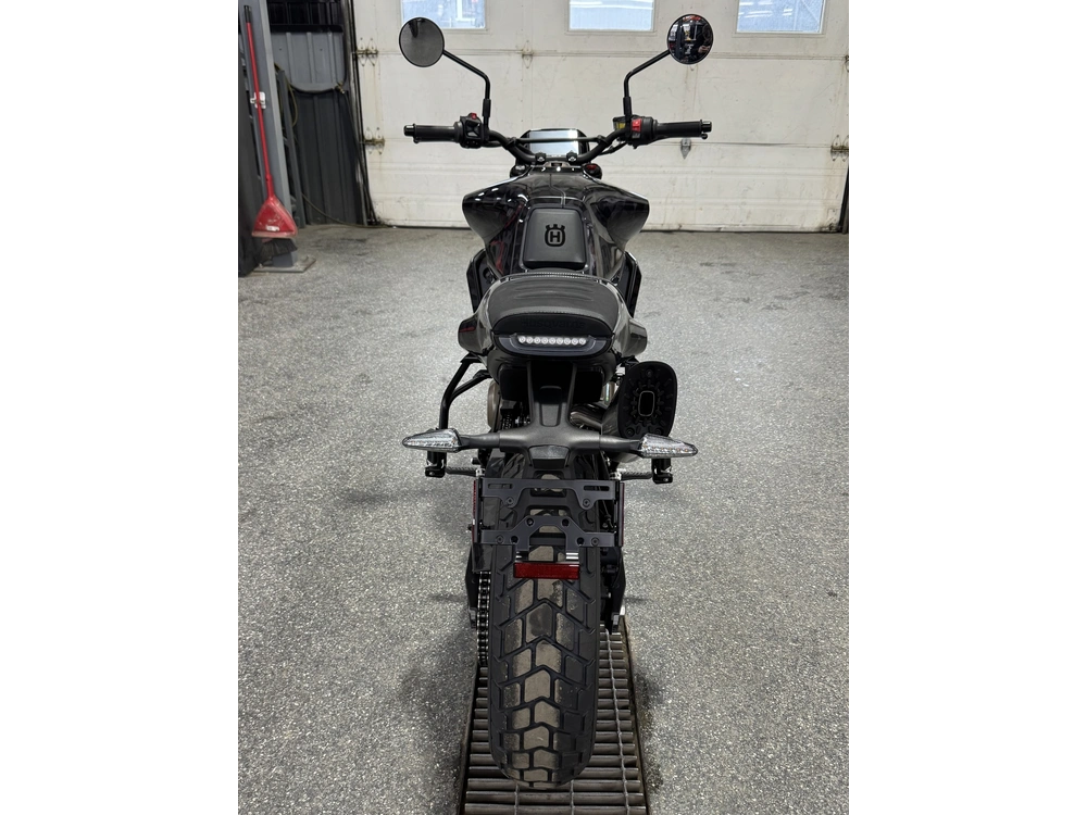 Husqvarna Svartpilen 801 2025 alt