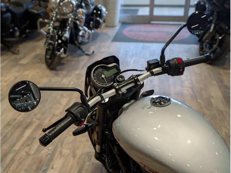 Triumph Tracker 400 // Aluminium Silver 2027