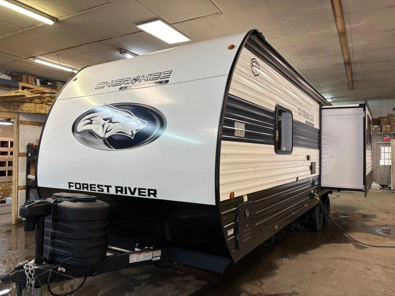 2026 Cherokee Grey Wolf 23mk alt