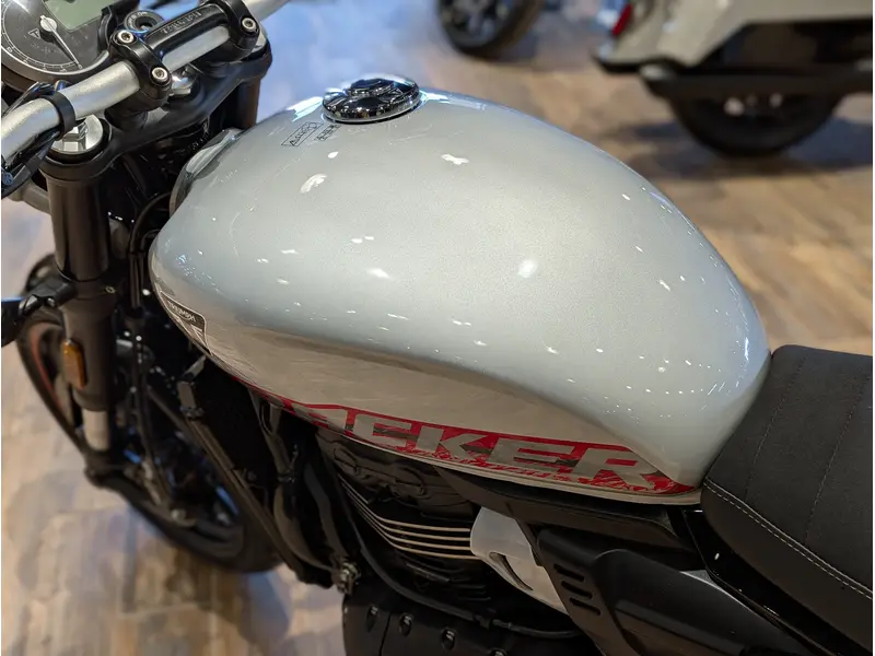 Triumph Tracker 400 // Aluminium Silver 2027
