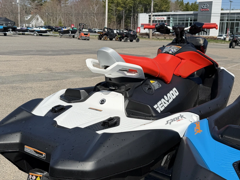 Berq　VXD9 New 2026 BRP Spark Trixx for 3 90 hp (Sound System) (Canada) in