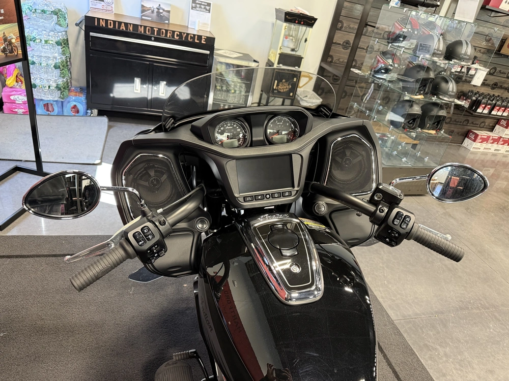 2025 Indian Motorcycle Challenger, Base alt
