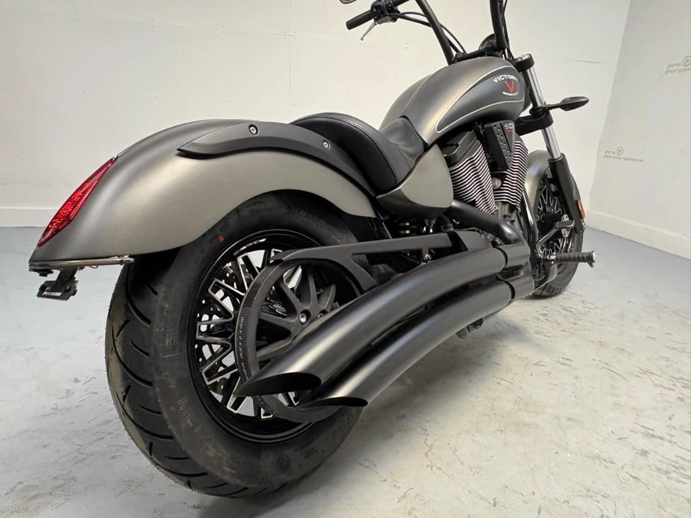 2017 Victory Motorcycles Gunner alt