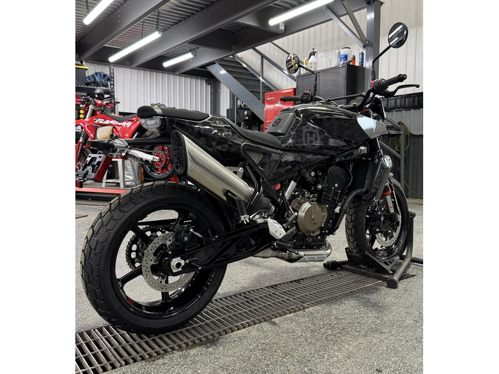 Husqvarna Svartpilen 801 2025 alt